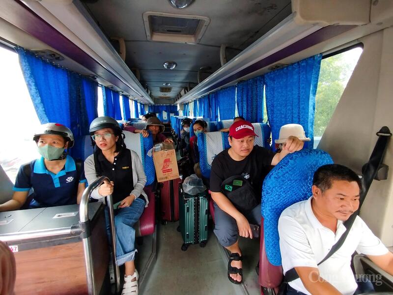 Xe khách hỗ trợ chở người dân qua khu vực nước ngập không thể di chuyển bằng xe máy cá nhân