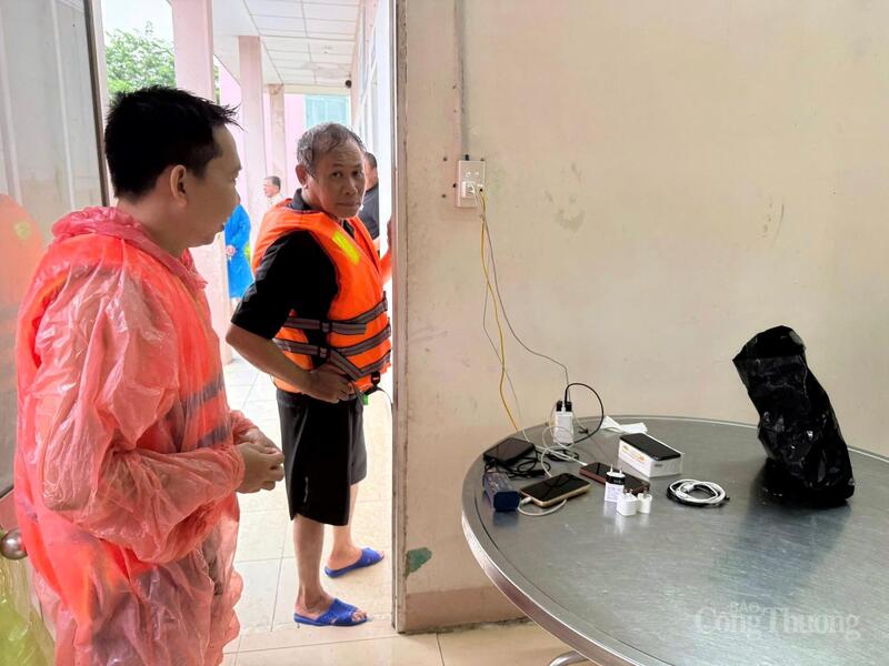 Hỗ trợ người dân có nơi sạc pin điện thoại, đèn chiếu sáng