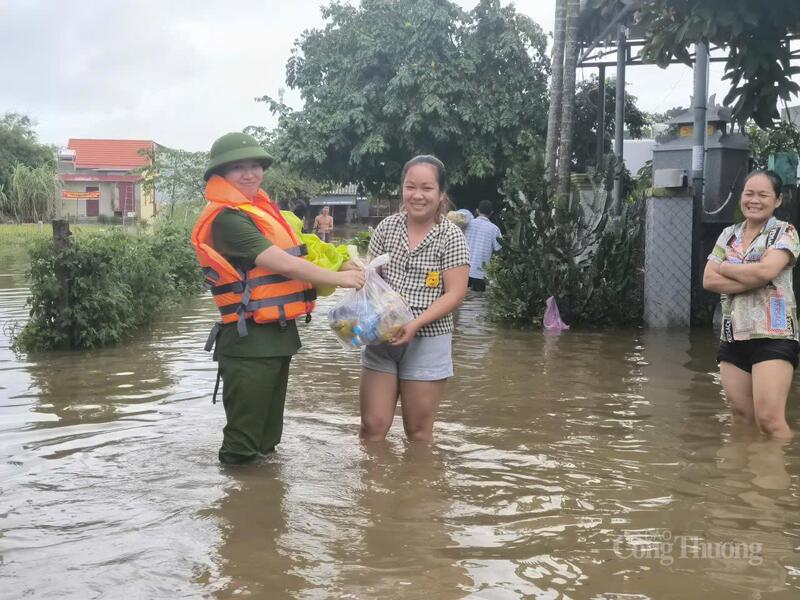 Ngoài 1.700 suất quà trên, trong những ngày qua, tuổi trẻ công an Đà Nẵng đã trao gần 1.000 túi an sinh đến các điểm tập kết để tiếp tế cho bà con vùng ngập lụt tại các xã Duy Xuyên, Đại Lộc, Hà Nha; trao hơn 2.000 túi quà tiếp tế cho bà con xã Điện Bàn Đông, Bệnh viện Đa khoa Quảng Nam và hơn 2.000 túi ở các xã, phường khác