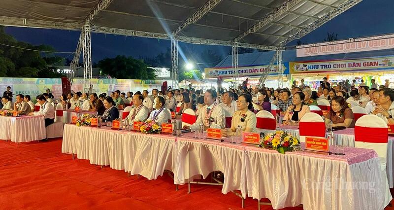 Các đại biểu tham dự lễ khai mạc. Ảnh: Khánh Ngọc