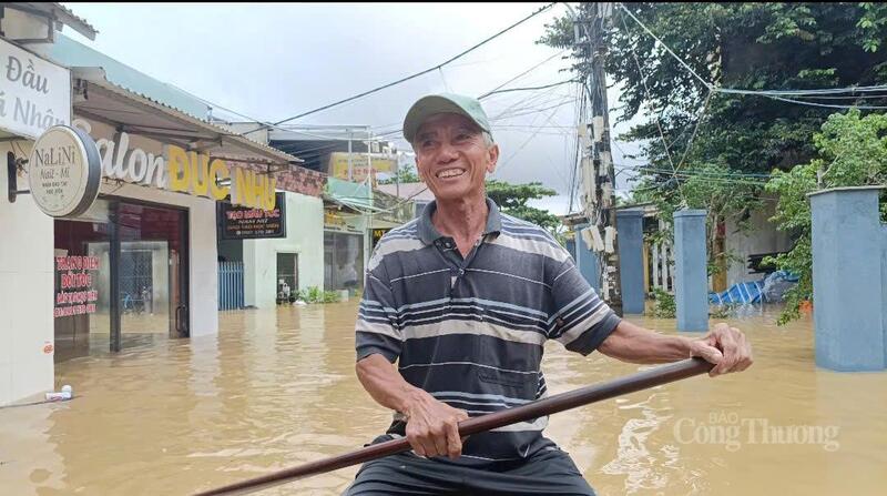 Ông Ba Thành, người chèo thuyền đưa chúng tôi vào trong thôn cho biết: "Đây là đợt ngập sâu lớn nhất kể từ năm 2009. Nước bây giờ đã rút hơn 20cm rồi, hồi sáng và đêm còn dâng cao hơn nhiều, có nhà bị ngập hoàn toàn tầng 1, sát tầng 2"