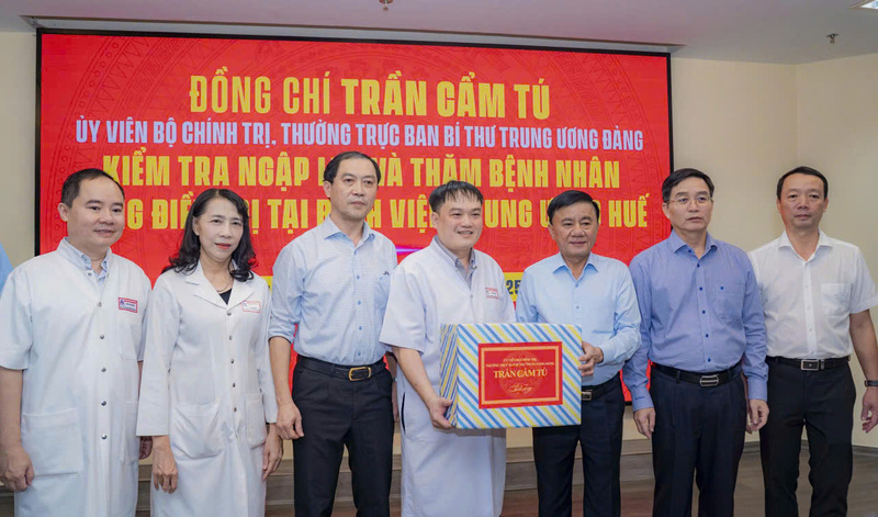 Thường trực Ban Bí thư Trần Cẩm Tú trao quà động viên Lãnh đạo Bệnh viện Trung ương Huế. Ảnh: Nguyễn Tuấn