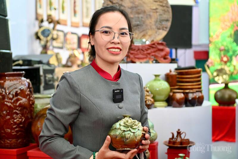 Bà Đặng Thị Tâm, Giám đốc Hợp tác xã Gốm du lịch Minh Tâm. Ảnh: Bùi Giang