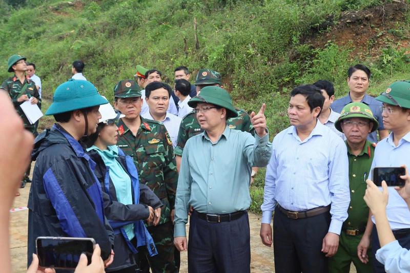 Phó Thủ tướng Chính phủ Hồ Quốc Dũng kiểm tra tại các tuyến đường bị sạt lở nặng trong đợt lũ vừa qua. Ảnh: Tuệ Lâm