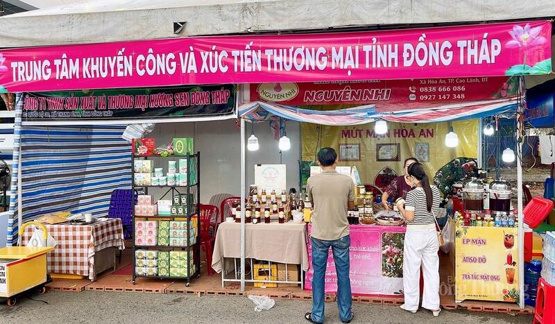 Các gian hàng tại hội chợ. Ảnh: Khánh Ngọc