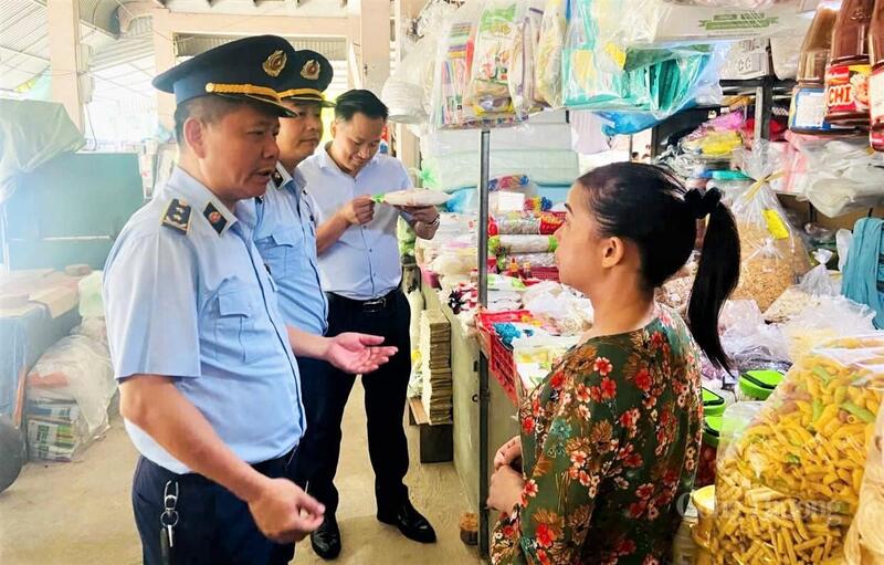 QLTT Hà Tĩnh quyết tâm bình ổn thị trường trong và sau đợt mưa lũ. Ảnh: QLTT Hà Tĩnh