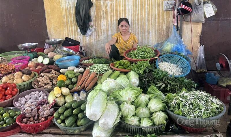Giá rau, củ tại chợ truyền thống ở Hà Tĩnh nhích nhẹ trong mùa mưa lũ. Ảnh: Trọng Tùng
