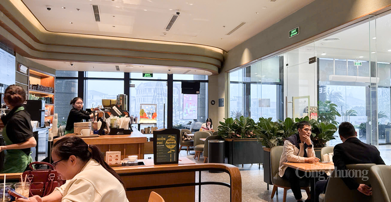 Nhiều quán cà phê, cửa hàng, gia đình không trang trí lễ hội Halloween như mọi năm. Ảnh: Trọng Tùng