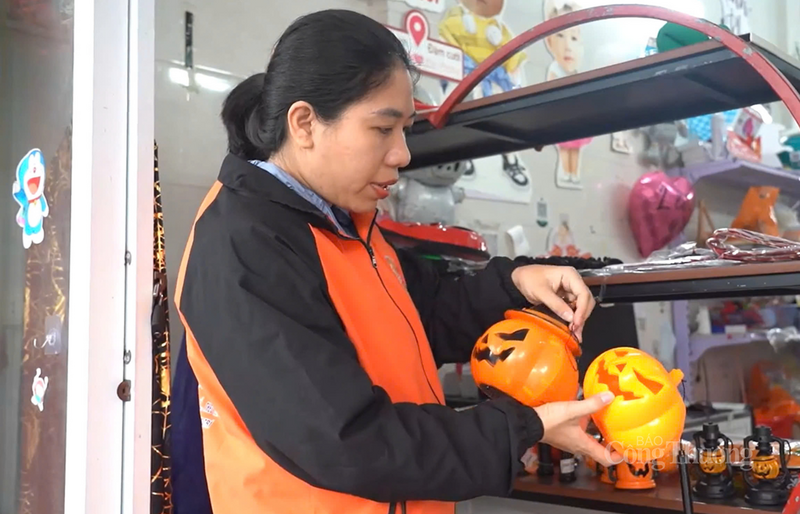 Thị trường đồ hóa trang ế ẩm, nhiều cửa hàng kinh doanh ghi nhận sức mua giảm sâu. Ảnh: Phúc Sơn