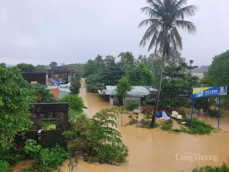 Mưa lũ chia cắt, cô lập nhiều xã phường, nhưng trong hoàn cảnh ấy, sự đoàn kết, sẻ chia của người dân Đà Nẵng lại rõ hơn bao giờ hết