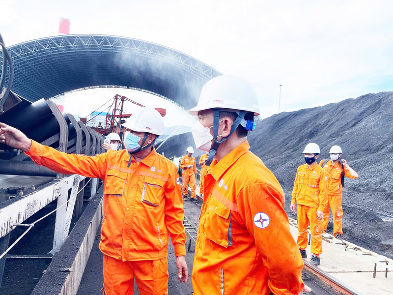 Giám đốc Nhà máy Nhiệt điện Vĩnh Tân 4 Vũ Thanh Hải trực tiếp kiểm tra công tác vận hành tại các phân xưởng