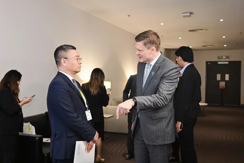 Phó Tổng Giám đốc Petrovietnam Lê Mạnh Cường trao đổi, thảo luận với các đối tác (Ảnh Petrovietnam)