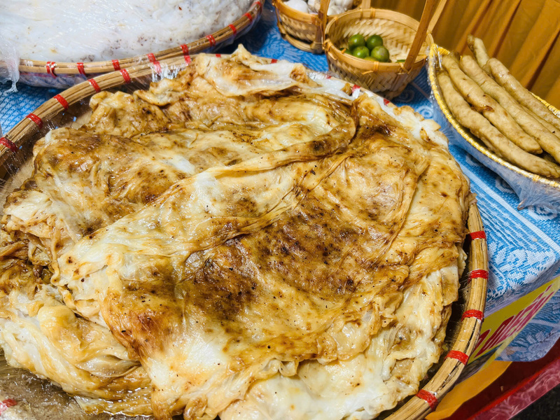 Những mẹt bánh cuốn Mão Điền với màu sắc vàng ruộm bắt mắt giữa gian hàng ẩm thực của Bắc Ninh. Ảnh: Thanh Thảo