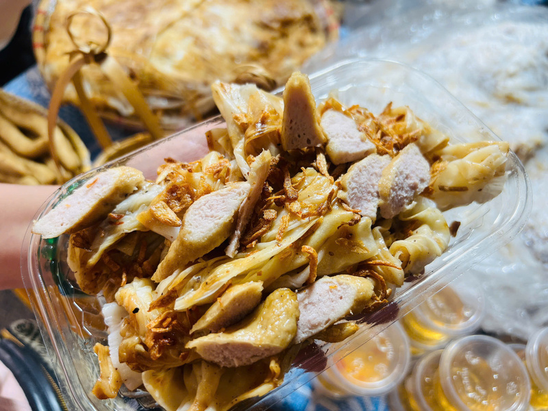 Một suất bánh cuốn Mão Điền có giá 50 ngàn đồng được bán tại Hội chợ Mùa Thu lần thứ nhất - 2025. Ảnh: Thanh Thảo