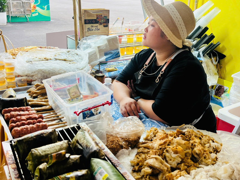 Hàng ngày, chỉ quá non trưa, hàng trăm suất bánh cuốn Mão Điền đã được bán. Ảnh: Thanh Thảo