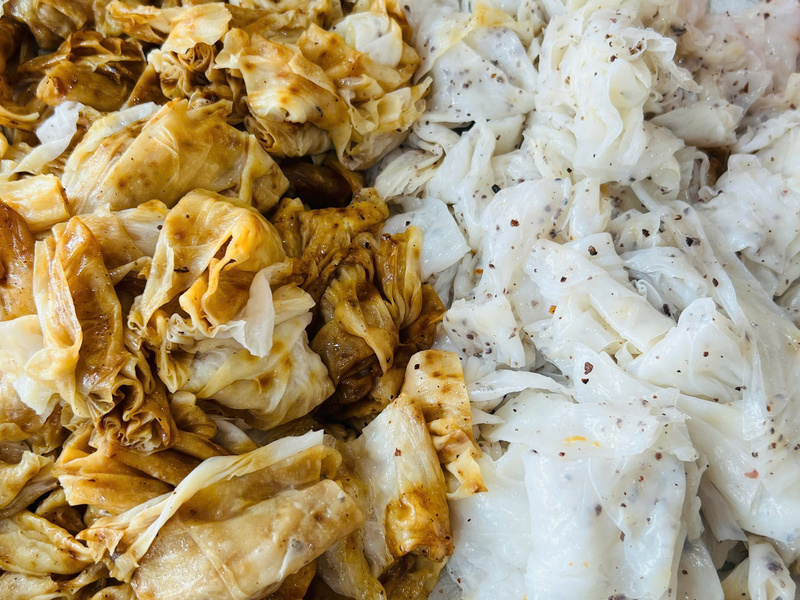 Bên cạnh bánh cuốn Mão Điền vàng ươm, còn có bánh cuốn tráng mỏng trắng tinh, phủ mộc nhĩ cũng thêm sự lựa chọn cho nhiều vị thực khách. Ảnh: Thanh Thảo.