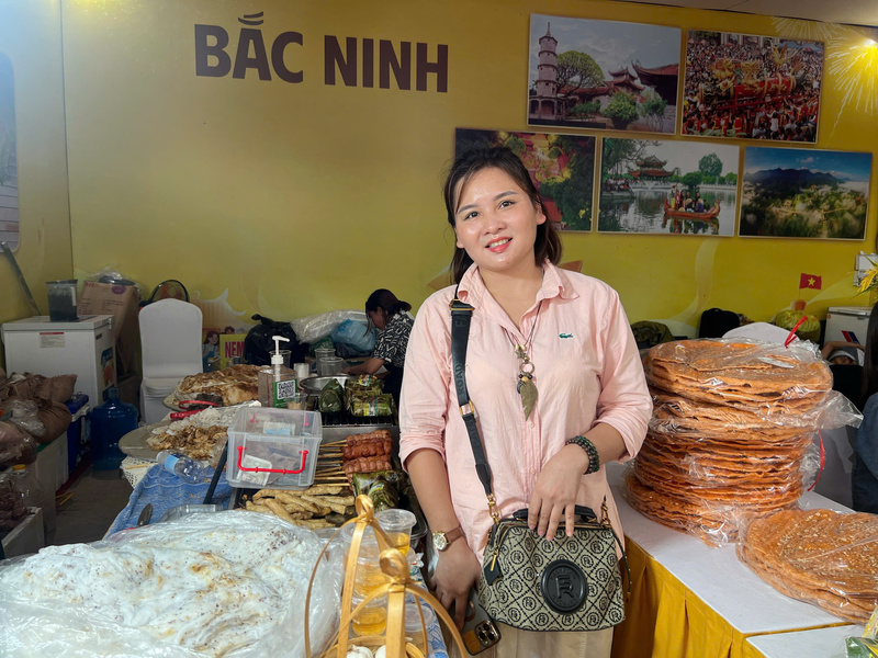 Chị Phạm Thu Hương - Sóc Sơn, Hà Nội là "tín đồ" trung thành của hương vị ẩm thực bánh cuốn Mão Điền, Bắc Ninh. Ảnh: Thanh Thảo.
