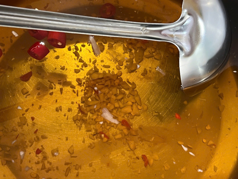 Nước chấm bánh cuốn được pha độ ngọt - chua - dịu vừa đủ cũng khến món ăn thêm phần thơm ngon, hấp dẫn. Ảnh: Thanh Thảo.