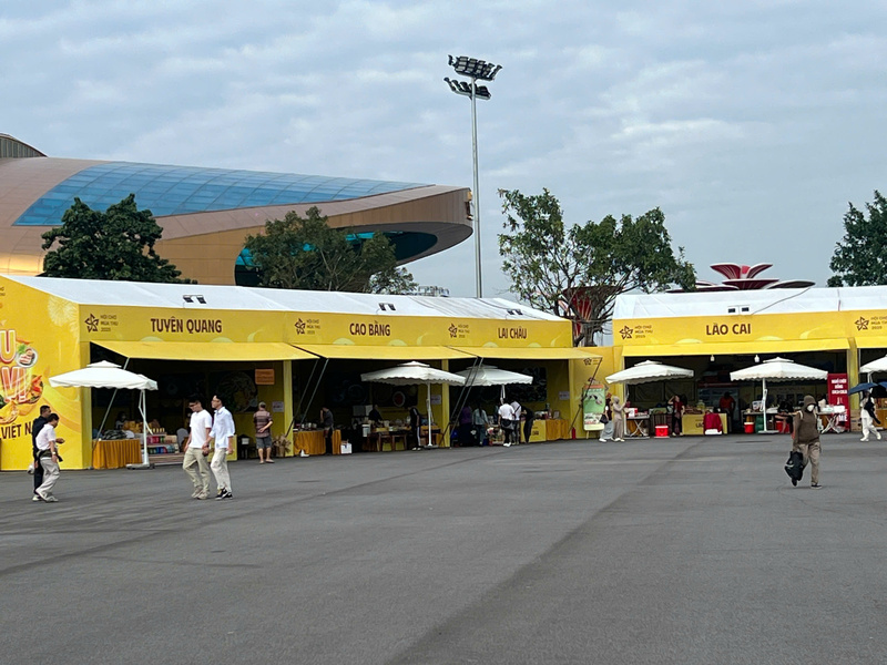 Những gian hàng ẩm thực của 34 tỉnh, thành phố đều quy tụ với hàng trăm món ẩm thực hấp dẫn. Ảnh: Thanh Thảo