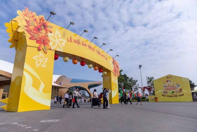 Không gian rộng lớn của khu "Lễ hội Ẩm thực Thu mỹ vị" tại Hội chợ Mùa Thu lần thứ nhất - 2025. Ảnh: Thanh Thảo.