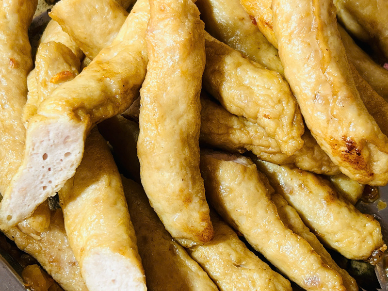 Bánh cuốn Mão Điền được ăn kèm với chả lụa, thêm nước mắm ớt tỏi được pha đủ vị, tạo hương vị hoà quyện. Ảnh: Thanh Thảo