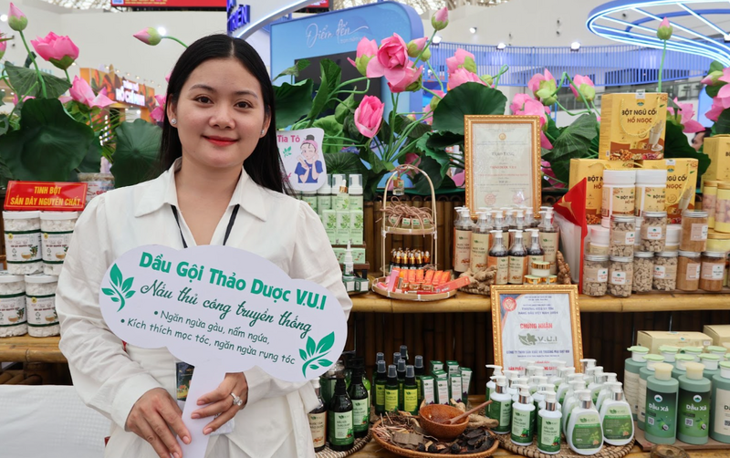 Chị Trần Thị Vui - đại diện Công ty TNHH Sản xuất và Thương mại Đạt Vui