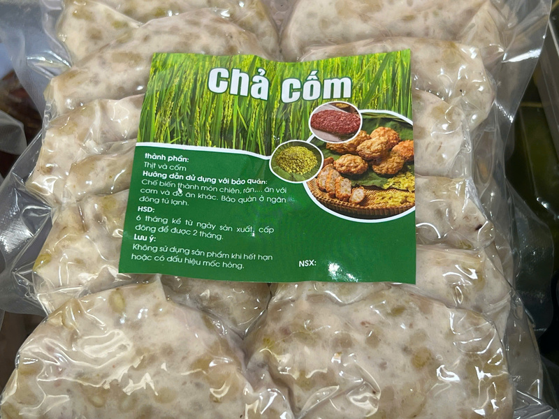 Chả cốm mùa thu cũng góp mặt trên kệ trong gian hàng ẩm thực xứ Kinh Bắc. Ảnh: Thanh Thảo.