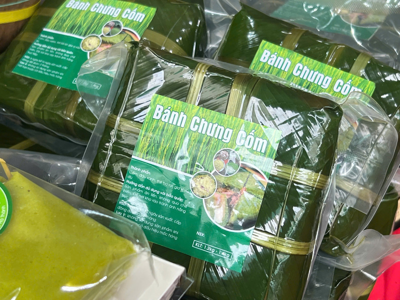 Bánh chưng cốm cũng là một hương vị độc đáo của gian hàng ẩm thực Bắc Ninh. Ảnh: Thanh Thảo.