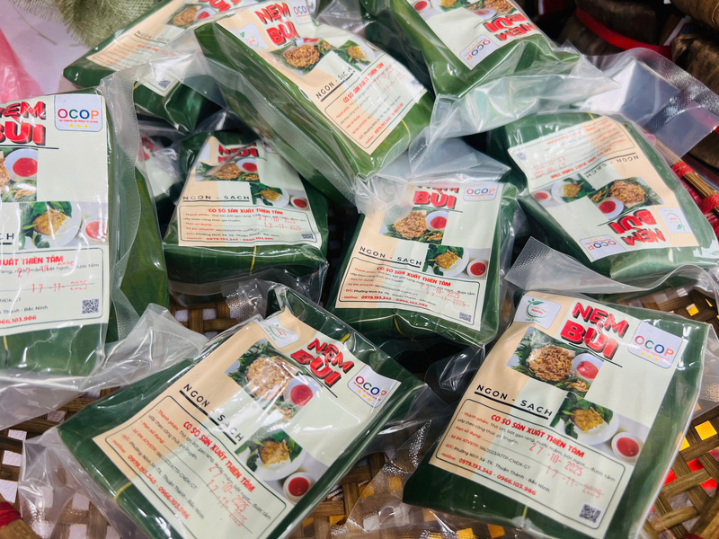 Hương vị Nem Bùi đạt chứng nhận OCOP cũng được bày bán tại gian hàng. Ảnh: Thanh Thảo.