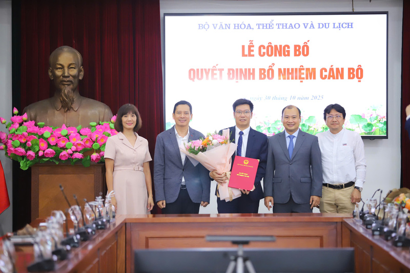 Thứ trưởng Thường trực Bộ Văn hóa, Thể thao và Du lịch Lê Hải Bình và lãnh đạo Cục Phát thanh, Truyền hình và Thông tin điện tử tặng hoa chúc mừng ông Nguyễn Chấn. Ảnh: Việt Hùng