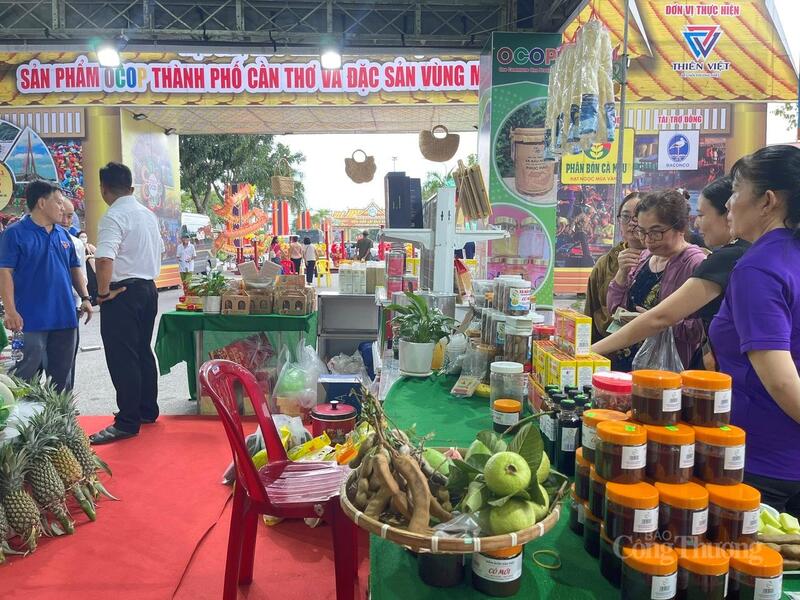 Hội chợ xúc tiến thương mại, thu hút nhiều gian hàng trưng bày đến từ 15 tỉnh, thành phố trong cả nước. Ảnh: Khánh Ngọc