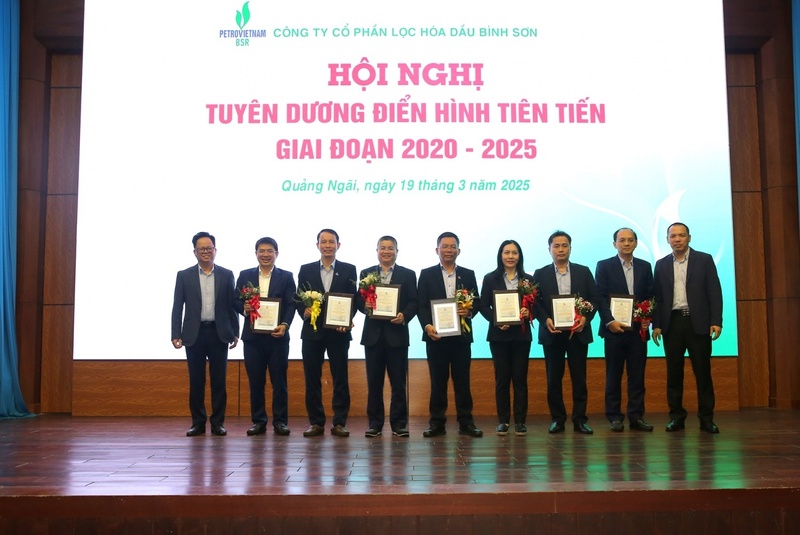 BSR tặng biểu trưng cho cá nhân tiêu biểu xuất sắc, điển hình tiên tiến trong các lĩnh vực công tác giai đoạn 2020-2025 (Ảnh BSR)