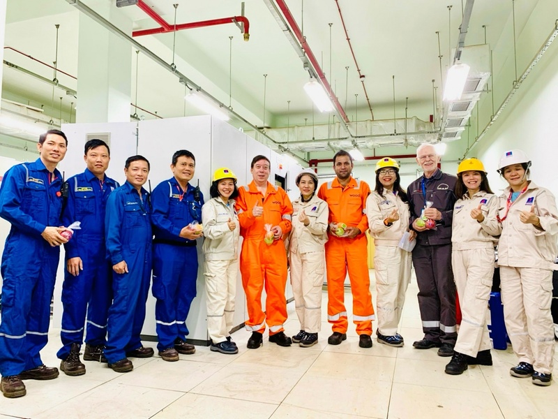 Công đoàn BSR tặng trái cây, nước uống cho đối tác, nhà thầu thực hiện bảo dưỡng tổng thể NMLD Dung Quất lần 5 năm 2024 (Ảnh BSR)