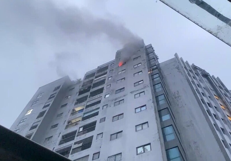 Người dân phát hiện khói và lửa bốc lên nghi ngút từ căn hộ 12A, chung cư Winhouse. Ảnh: Phúc Sơn