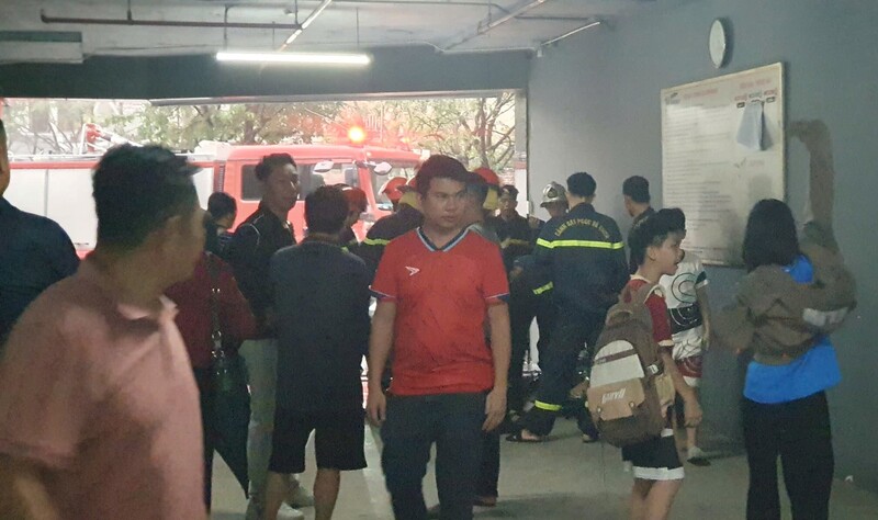 Người dân bỏ chạy, di tản đến nơi an toàn khi đám cháy xảy ra. Ảnh: Phúc Sơn