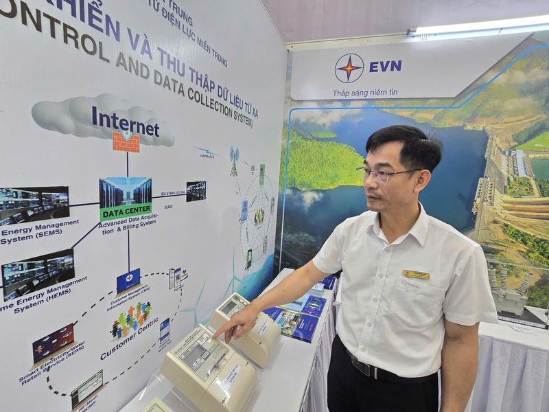 Ông Trương Nhân Khôi giới thiệu các giải pháp chuyển đổi số của EVN tại Hội chợ Mùa Thu lần thứ nhất - 2025. Ảnh: Thu Hường