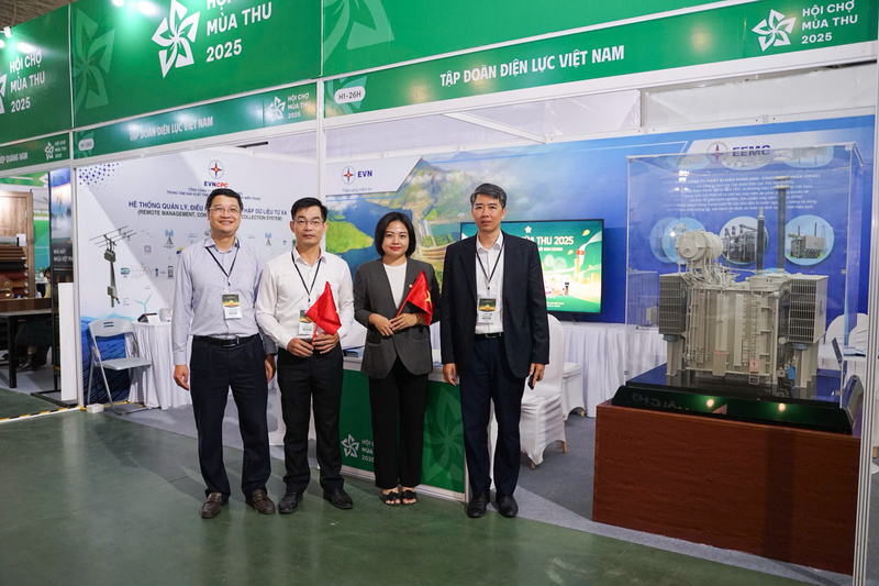 Đại diện EVN, CPC, EEMC thăm quan gian hàng tại Hội chợ Mùa Thu. Ảnh: TH