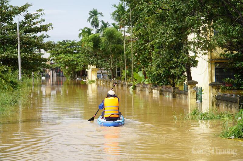 Nước lũ dâng cao, nhấn chìm hàng loạt thôn làng ven sông.
