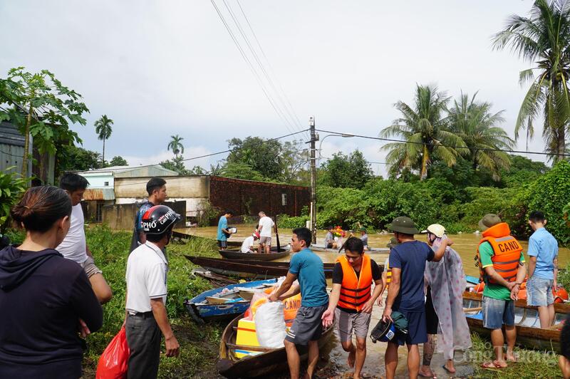 Người dân chuẩn bị lương thực, thực phẩm gửi vào cho người thân trong vùng bị nước cô lập