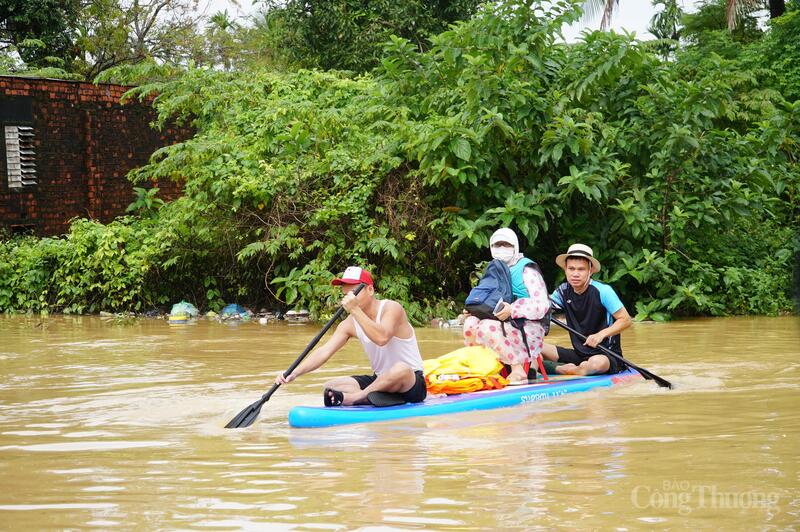 Các phương tiện nhỏ di chuyển dưới nước hiện rất hữu dụng và cần thiết cho bà con vùng lũ