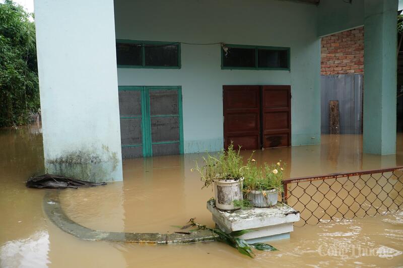 Tại thời điểm 10h sáng, nước ngập từ 1,2 đến gần 2m, nhiều khu vực sâu, nước siết không vào được