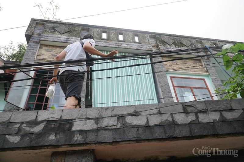 Có người dân được ghe đưa đến cổng nhưng ngập cao, phải leo từ ghe lên thẳng tầng 2 vào nhà