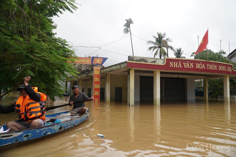 Ghi nhận tại thôn Đông Hòa (phường Hòa Xuân), nước lũ ngập cao, cô lập hàng trăm nhà dân.