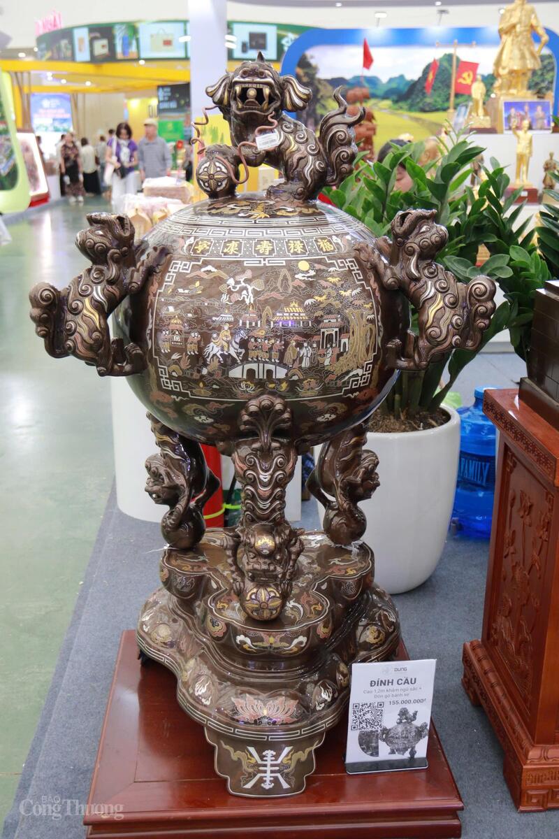 Đỉnh cầu thất lân khảm ngũ sắc, cao 1,2 mét có giá lên tới 155 triệu đồng. Ảnh: Thanh Tuấn