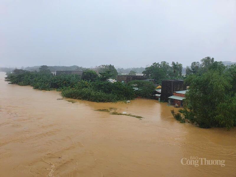 Hồi lúc 2h00 sáng 30/10, tại TP. Đà Nẵng, lũ trên sông Thu Bồn tại trạm Câu Lâu lên mức 5,62m, trên báo động 3 1,62m, vượt mức lịch sử năm 1964 (5,48m) là 12 cm. Lũ trên sông Vu Gia tại Cẩm Lệ hồi 2h00 sáng là 3,25m, trên báo động 3 gần 1m.