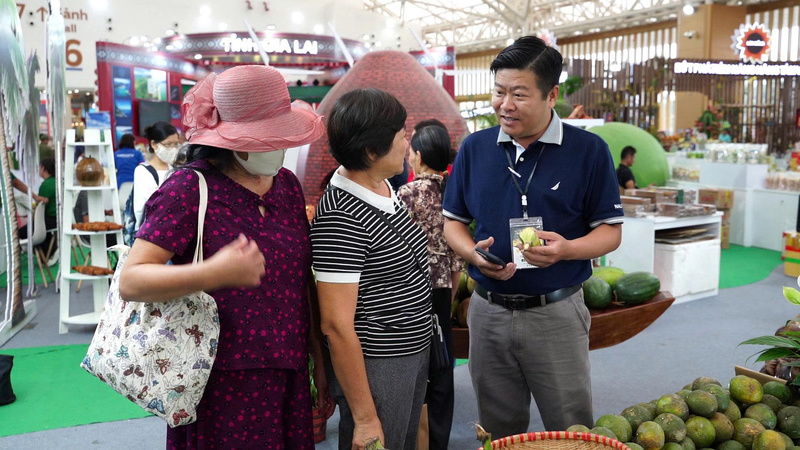 Ông Phạm Thành Nam - Phó Giám đốc Trung tâm Khuyến công và Xúc tiến thương mại tỉnh Vĩnh Long chia sẻ về chuối táo quạ. Ảnh: Diệu Linh