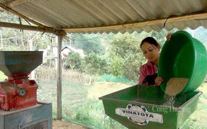Bà con sản xuất, xay lúa gạo từ khi có điện lưới