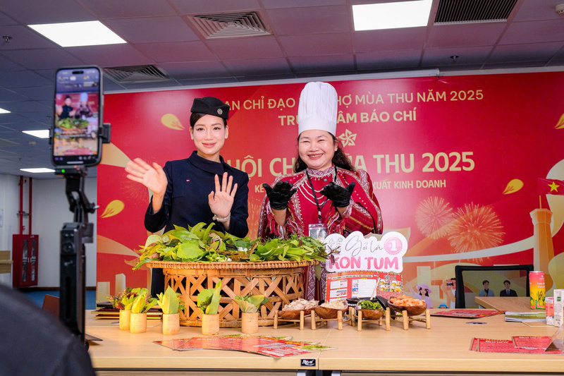 Nghệ nhân Nguyễn Thị Hồng Yến tham gia phiên livestream quảng bá ẩm thực trong khuôn khổ Hội chợ Mùa Thu lần thứ nhất - 2025