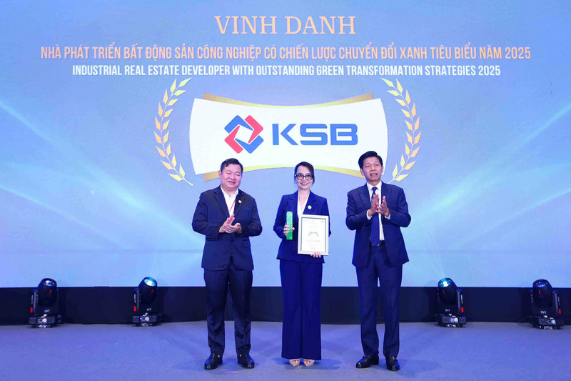 Đại diện KSB nhận danh hiệu "Nhà phát triển Bất động sản Công nghiệp có Chiến lược Phát triển Xanh tiêu biểu năm 2025", ngày 29/10/2025. Ảnh: KSB.