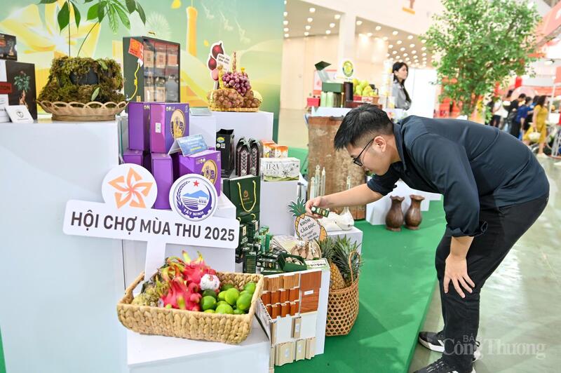 Việc Bộ Công Thương đẩy mạnh quảng bá sản phẩm có bảo hộ chỉ dẫn địa lý tại Hội chợ Mùa Thu lần thứ nhất - 2025 không chỉ góp phần nâng cao giá trị và vị thế cho nông sản đặc trưng Việt Nam, mà còn thúc đẩy phát triển nông nghiệp hàng hóa.
